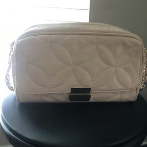 Cute & sophisticated pink crossbody w gold detail